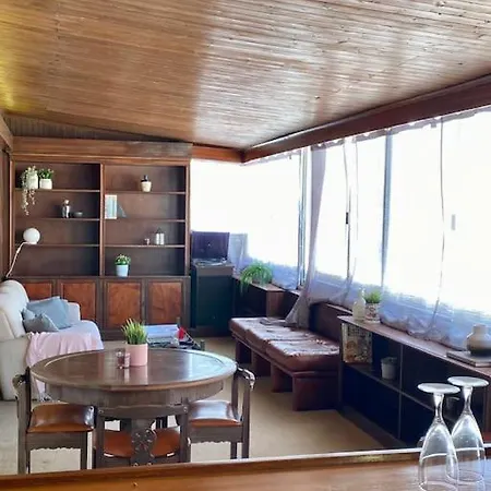 Spacious With A 3 Bedrooms With Ocean View And A Bar And Reading Space *