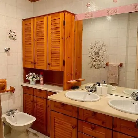 Spacious With A 3 Bedrooms With Ocean View And A Bar And Reading Space *